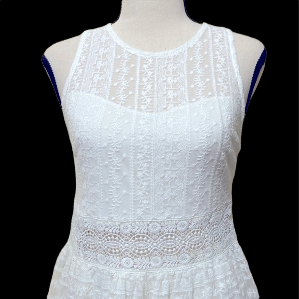 Forever 21 Lace Sleeveless Keyhole Back Fit and Flare Dress Size M